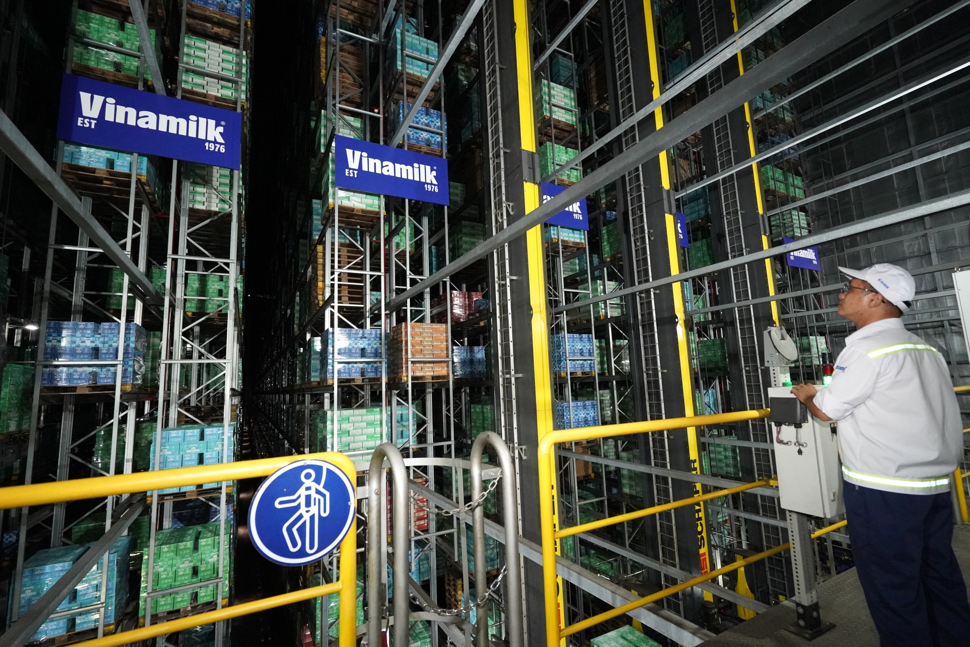 Kho thông minh của nhà máy Vinamilk được vận hành tự động bởi robot theo sự điều khiển của máy chủ Kho thông minh của nhà máy Vinamilk được vận hành tự động bởi robot theo sự điều khiển của máy chủ