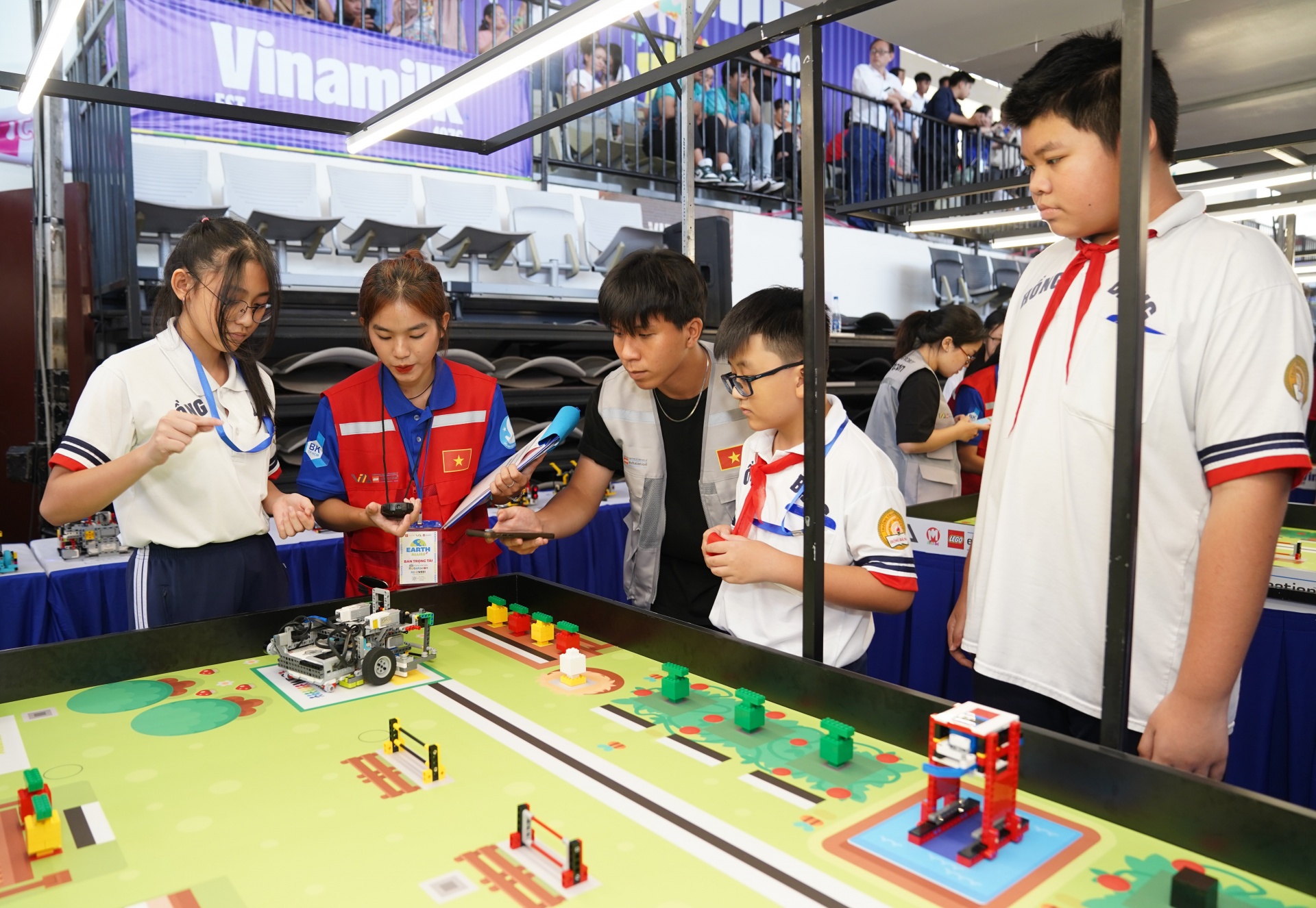 Các thí sinh hào hứng tranh tài, chinh phục thử thách tại cuộc thi Robotacon WRO 2024 Các thí sinh hào hứng tranh tài, chinh phục thử thách tại cuộc thi Robotacon WRO 2024