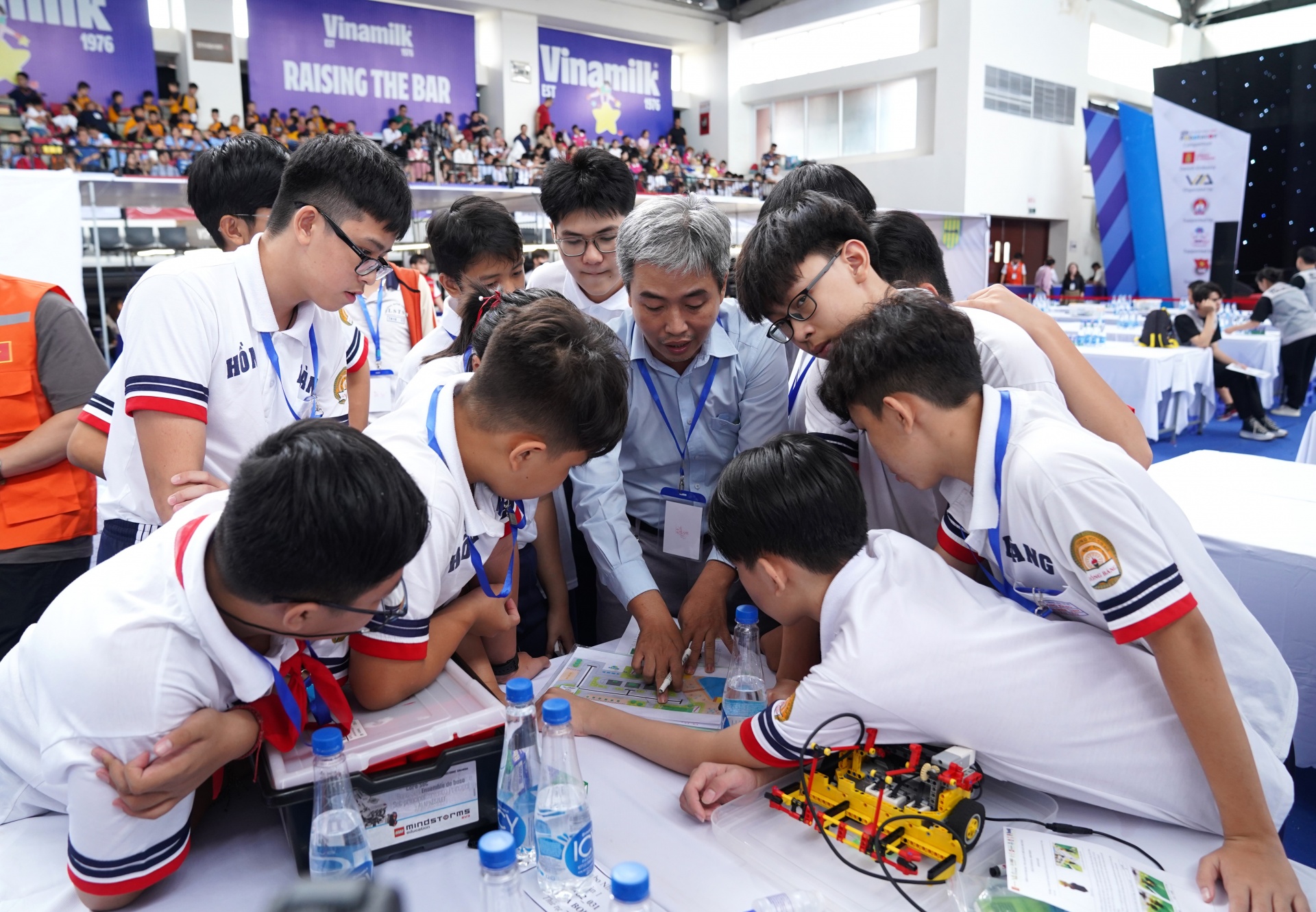 Các đội hội ý tìm giải pháp lập trình cho robot thực hiện nhiệm vụ của đề thi bất ngờ tại trang trại Green Farm và nhà máy Vinamilk Các đội hội ý tìm giải pháp lập trình cho robot thực hiện nhiệm vụ của đề thi bất ngờ tại trang trại Green Farm và nhà máy Vinamilk