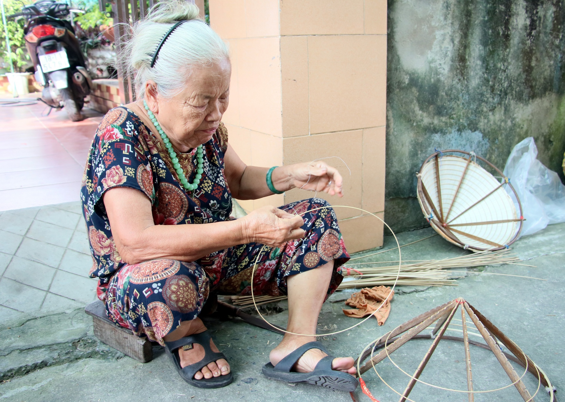 • Người dân Đào Khê, xã Nghĩa Châu, huyện Nghĩa Hưng, tỉnh Nam Định vẫn duy trì và phát triển nghề làm nón lá. Ảnh: Nguyễn Lành - TTXVN • Người dân Đào Khê, xã Nghĩa Châu, huyện Nghĩa Hưng, tỉnh Nam Định vẫn duy trì và phát triển nghề làm nón lá. Ảnh: Nguyễn Lành - TTXVN