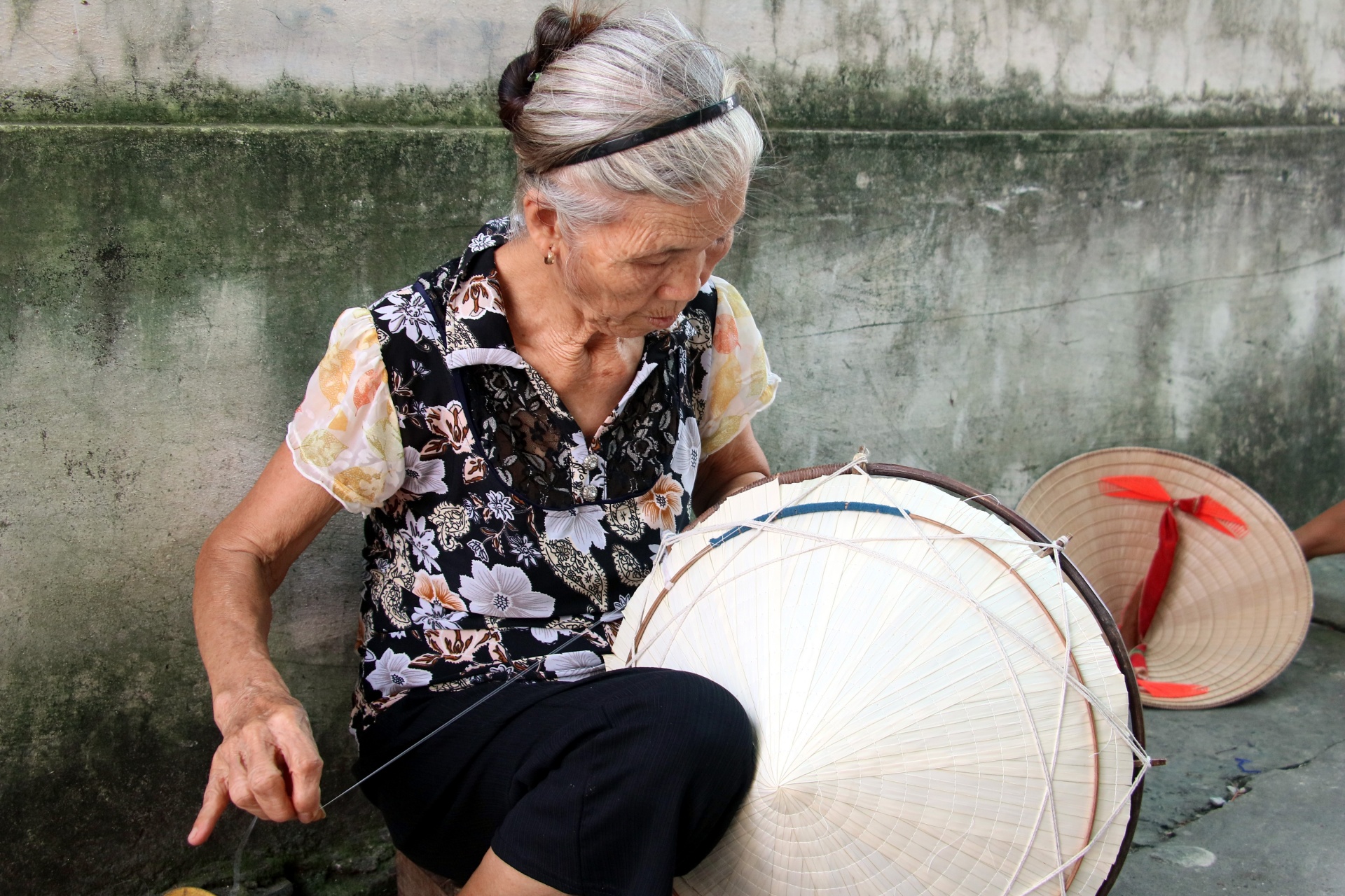 • Người dân Đào Khê, xã Nghĩa Châu, huyện Nghĩa Hưng, tỉnh Nam Định phát triển nghề làm nón lá. Ảnh: Nguyễn Lành - TTXVN • Người dân Đào Khê, xã Nghĩa Châu, huyện Nghĩa Hưng, tỉnh Nam Định phát triển nghề làm nón lá. Ảnh: Nguyễn Lành - TTXVN