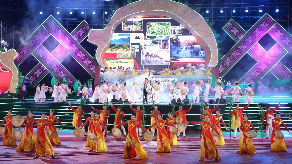 Chương trình nghệ thuật bế mạc Lễ hội với chủ đề “Krông Pắc - Hương sầu thơm bay xa”