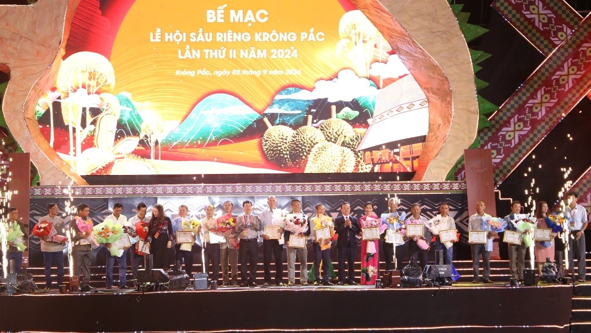 Vinh danh cho các tập thể, cá nhân đã có nhiều đóng góp cho sự phát triển của ngành hàng sầu riêng Krông Pắc