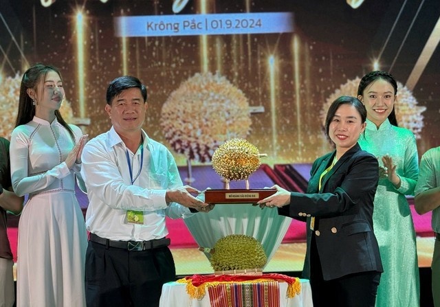 Phiên đấu giá “Nữ hoàng sầu riêng” với 3 trái sầu riêng giá hơn 2,8 tỷ đồng trong khuôn khổ lễ hội