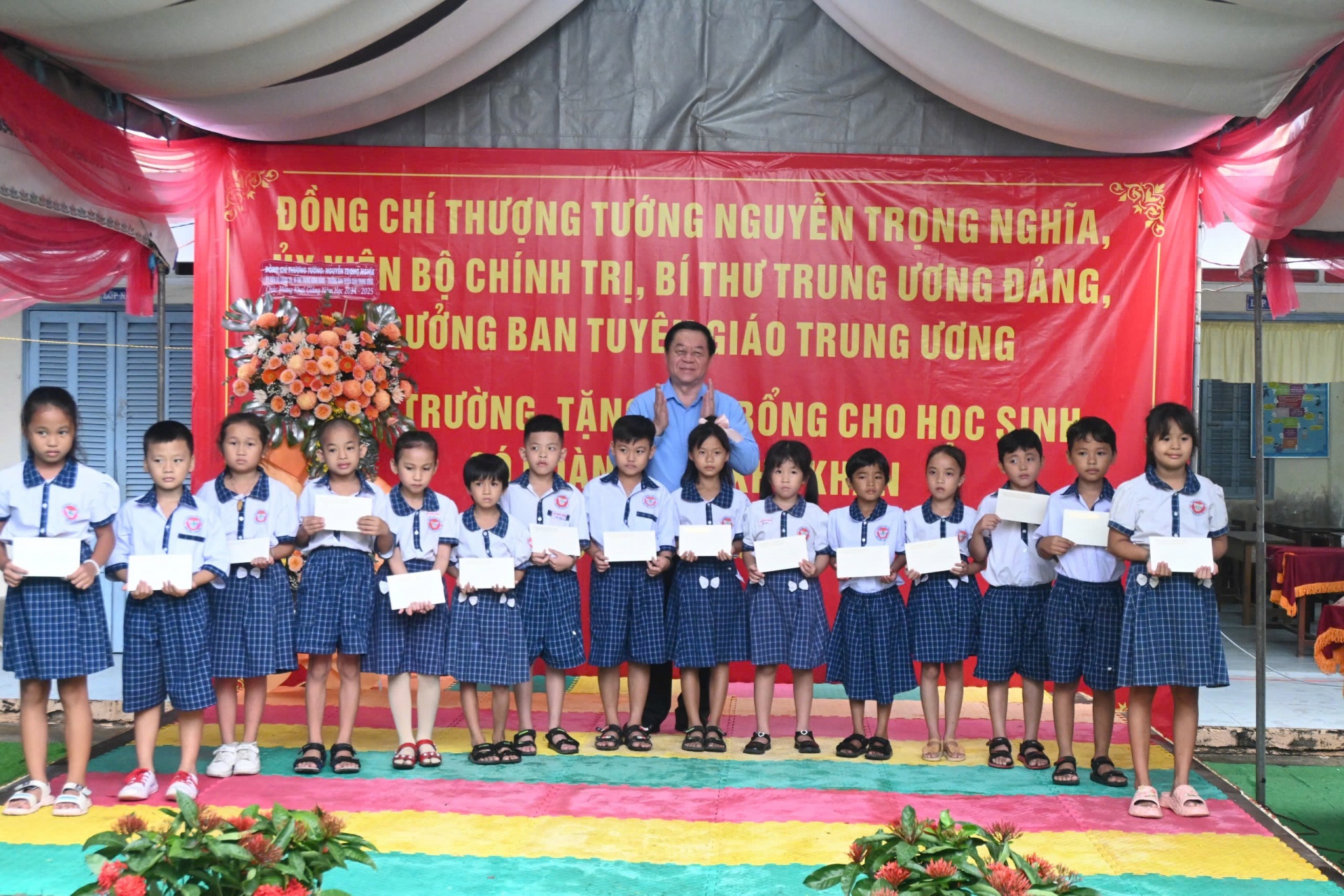 Đồng chí Nguyễn Trọng Nghĩa thăm và trao tặng học bổng cho học sinh tại Tiền Giang