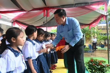 dong chi nguyen trong nghia tham va trao tang hoc bong cho hoc sinh tai tien giang