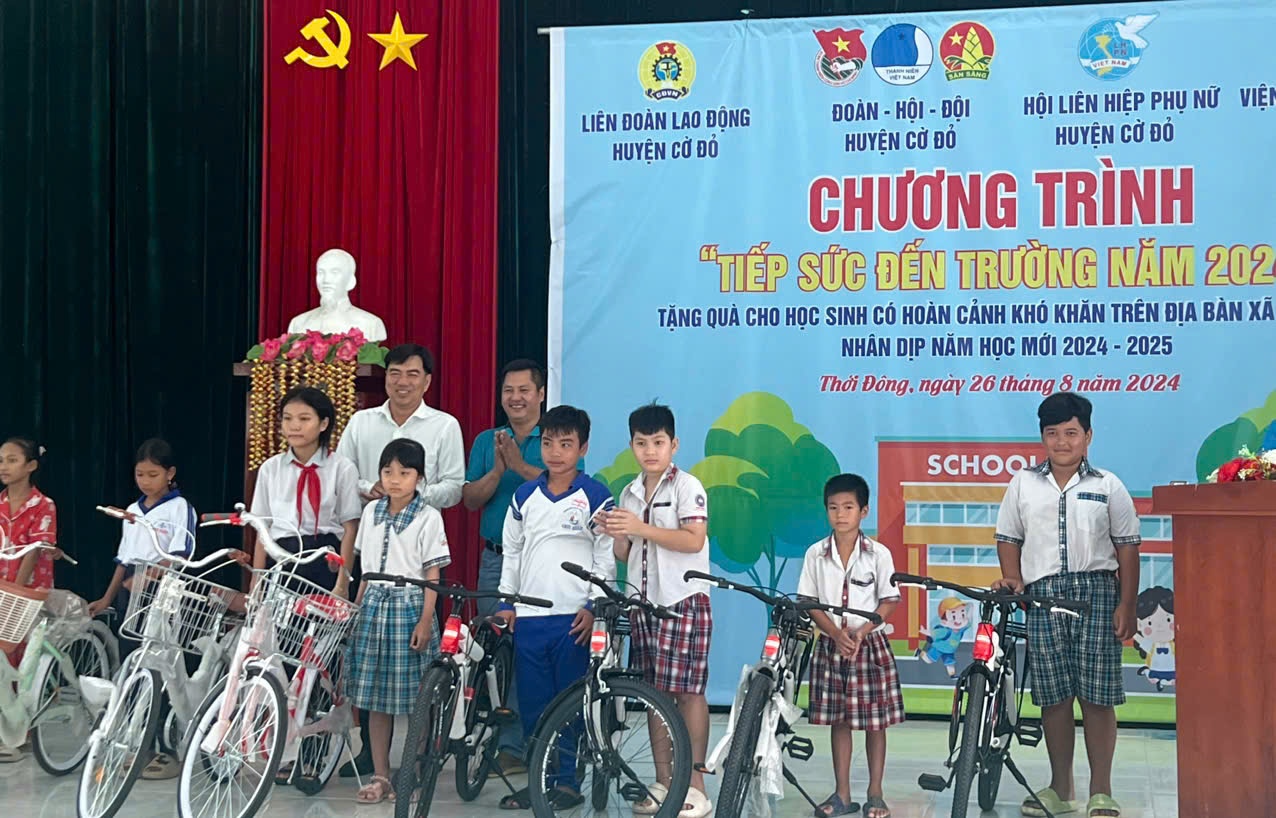 Tạp chí Sức khỏe và Môi trường tại Cần Thơ tặng tập vở và xe đạp cho học sinh tại huyện Cờ Đỏ