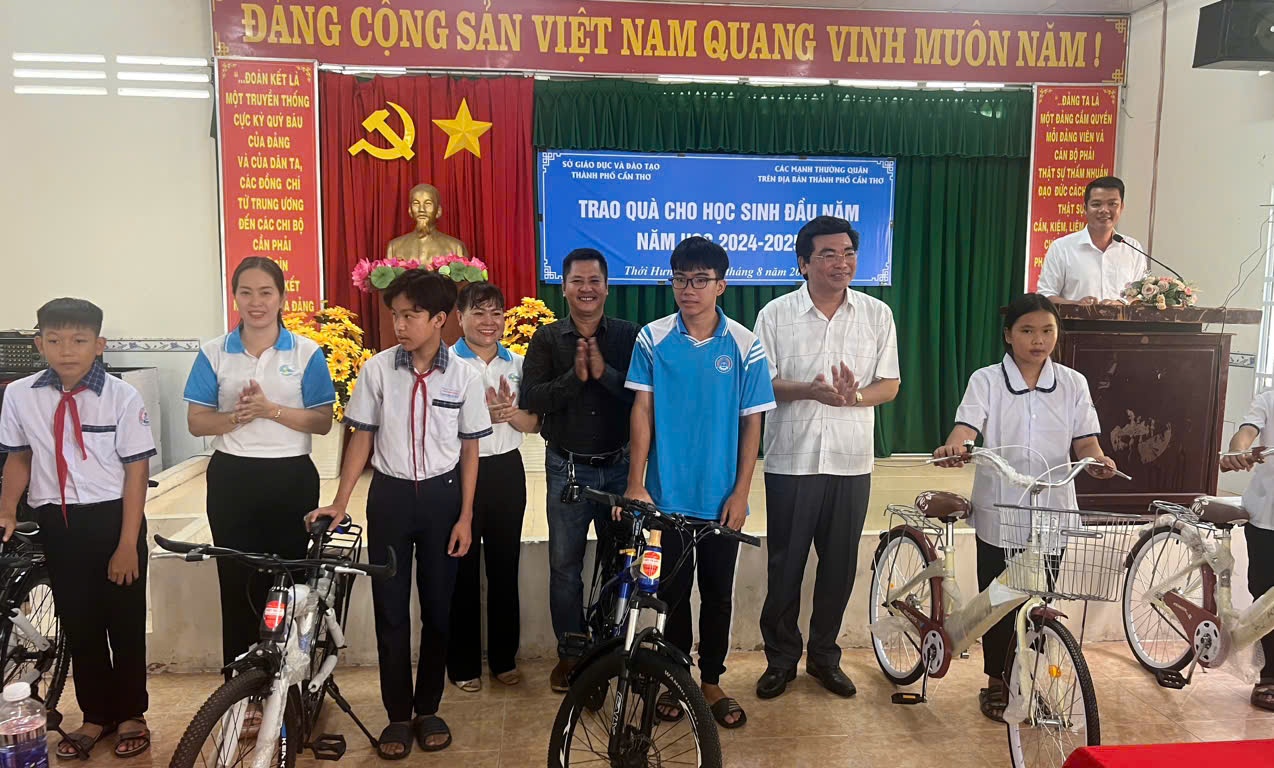 Tạp chí Sức khỏe và Môi trường tại Cần Thơ tặng tập vở và xe đạp cho học sinh tại huyện Cờ Đỏ