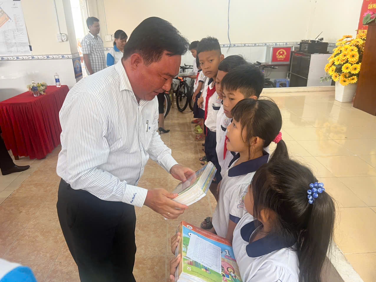 Tạp chí Sức khỏe và Môi trường tại Cần Thơ tặng tập vở và xe đạp cho học sinh tại huyện Cờ Đỏ