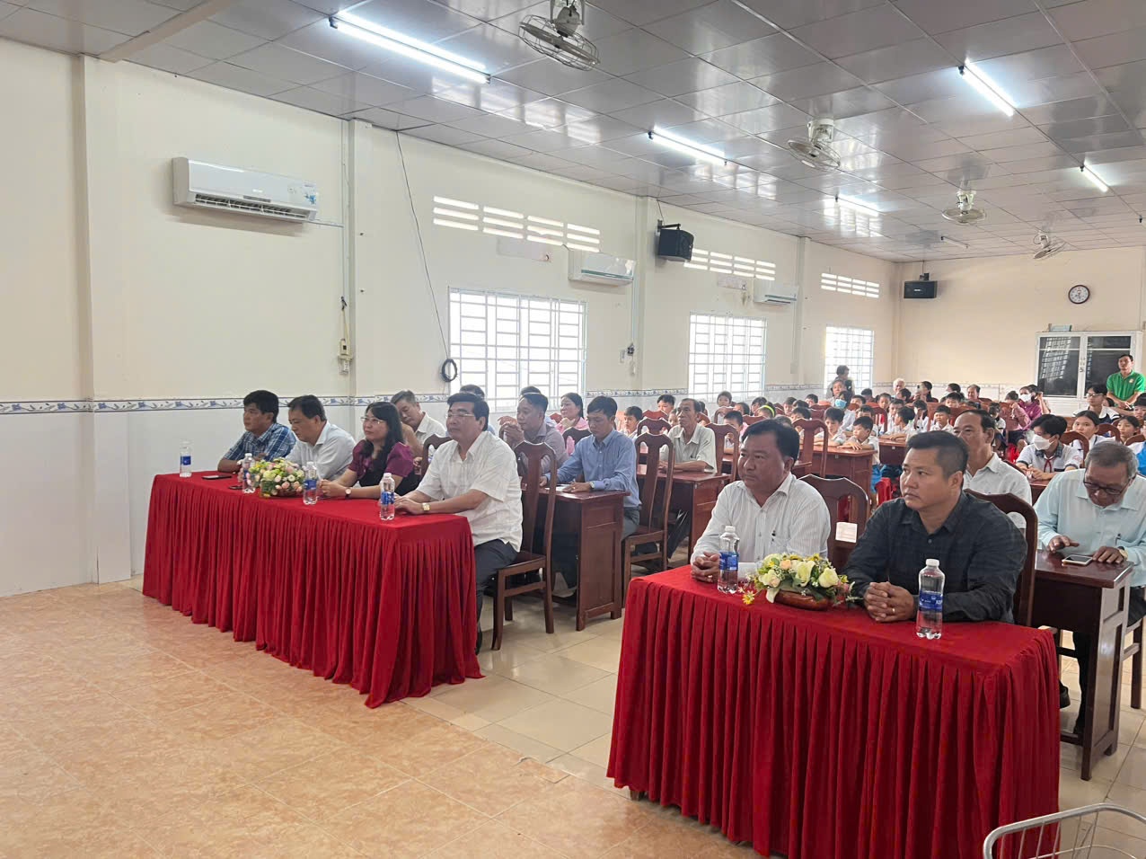 Tạp chí Sức khỏe và Môi trường tại Cần Thơ tặng tập vở và xe đạp cho học sinh tại huyện Cờ Đỏ