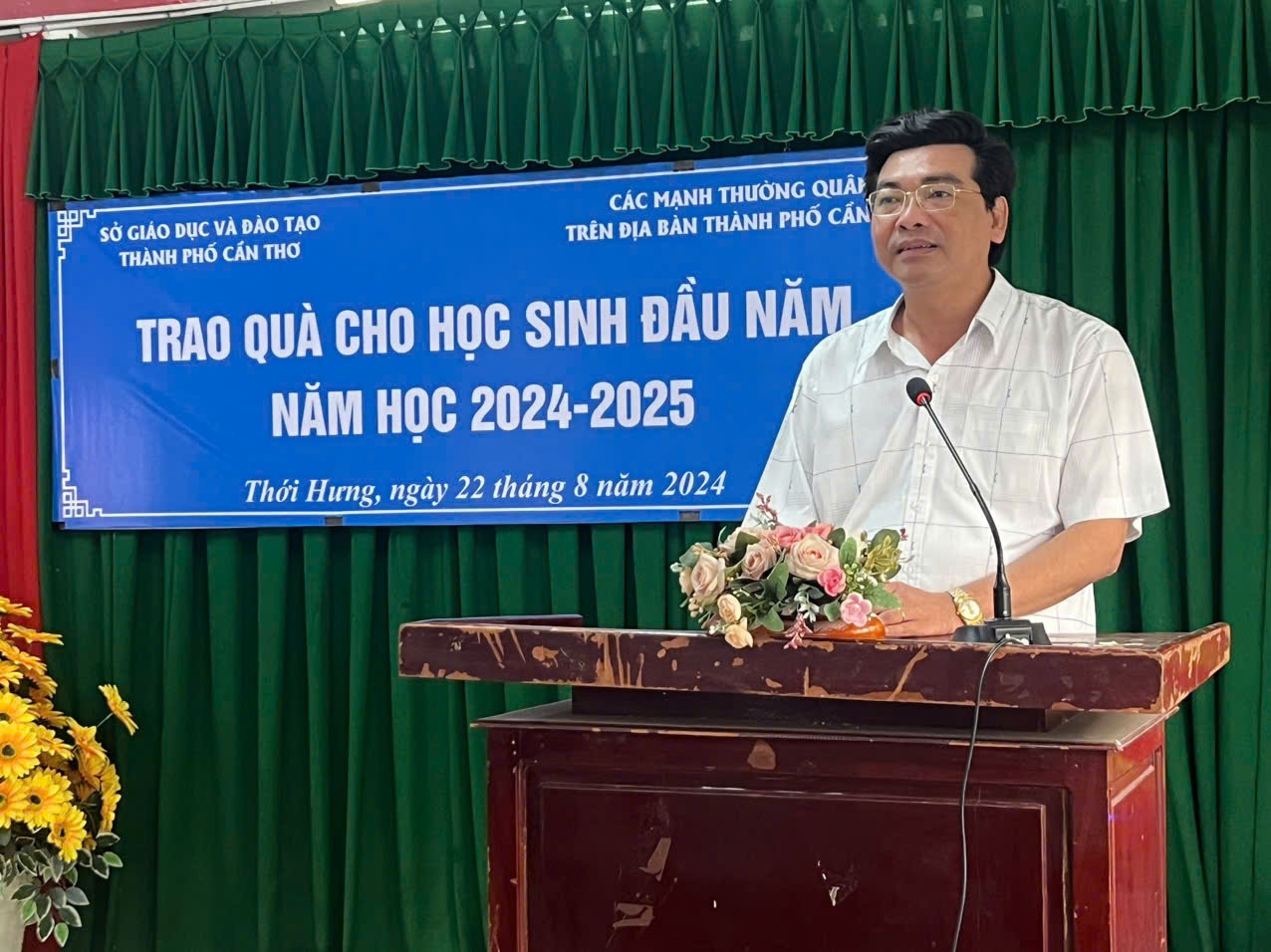 Tạp chí Sức khỏe và Môi trường tại Cần Thơ tặng tập vở và xe đạp cho học sinh tại huyện Cờ Đỏ