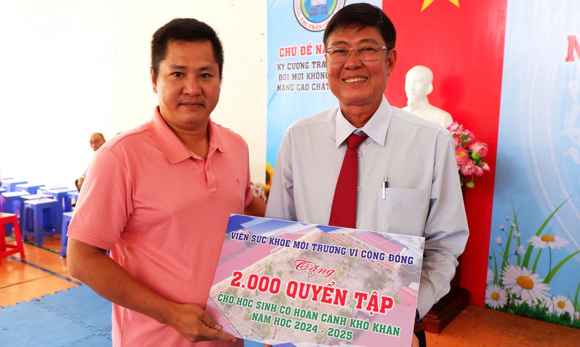 Tạp chí Sức khỏe và Môi trường tại Cần Thơ tặng tập vở và xe đạp cho học sinh tại huyện Cờ Đỏ