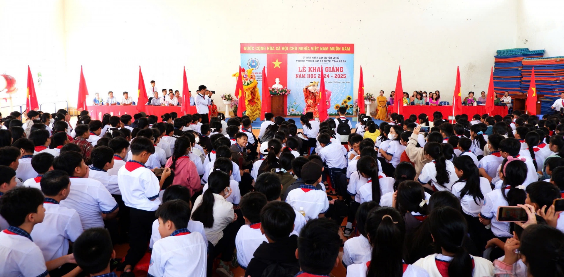 Tạp chí Sức khỏe và Môi trường tại Cần Thơ tặng tập vở và xe đạp cho học sinh tại huyện Cờ Đỏ