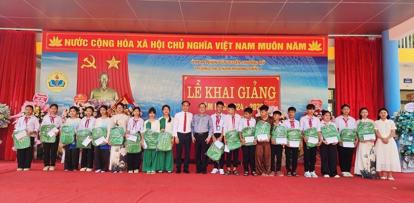 Hà Nội - Món quà ý nghĩa dành tặng học sinh nghèo ngày khai trường Hà Nội - Món quà ý nghĩa dành tặng học sinh nghèo ngày khai trường