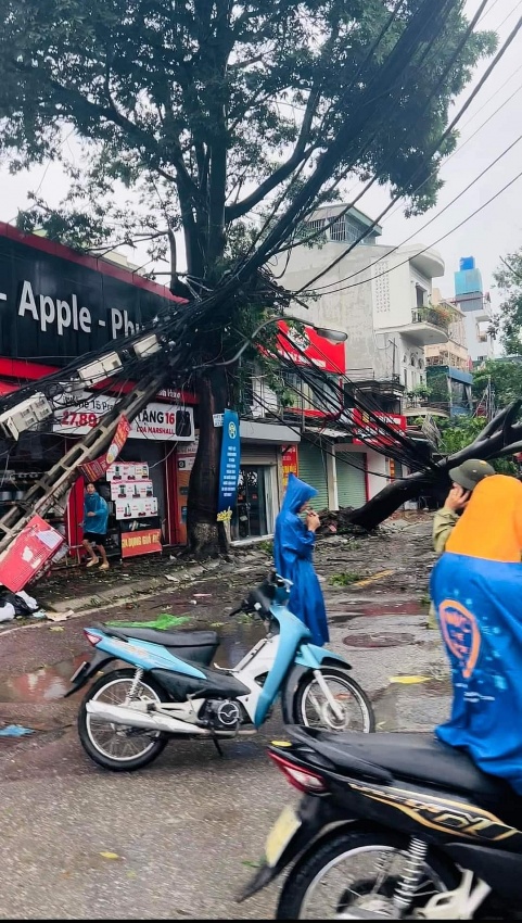 Bão số 3 (Yagi) vào Hà Nội kèm theo mưa to, gió giật mạnh Bão số 3 (Yagi) vào Hà Nội kèm theo mưa to, gió giật mạnh
