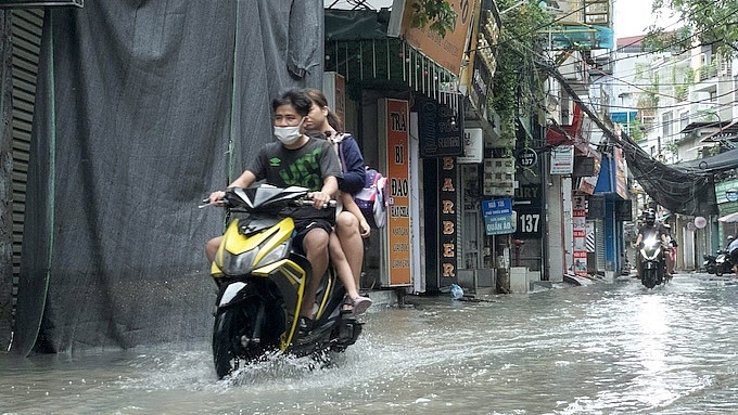 Đường phố Hà Nội tan hoang sau bão số 3 càn quét Đường phố Hà Nội tan hoang sau bão số 3 càn quét