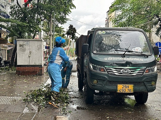 Đường phố Hà Nội tan hoang sau bão số 3 càn quét Đường phố Hà Nội tan hoang sau bão số 3 càn quét