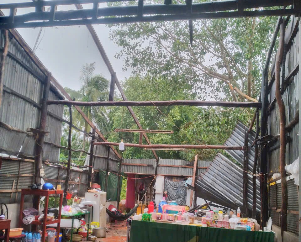 Cần Thơ: Mưa kèm theo dông lốc làm sập, tốc mái 38 căn nhà