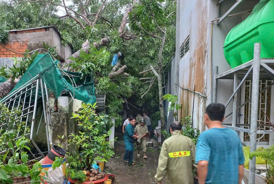 Cần Thơ: Mưa kèm theo dông lốc làm sập, tốc mái 38 căn nhà