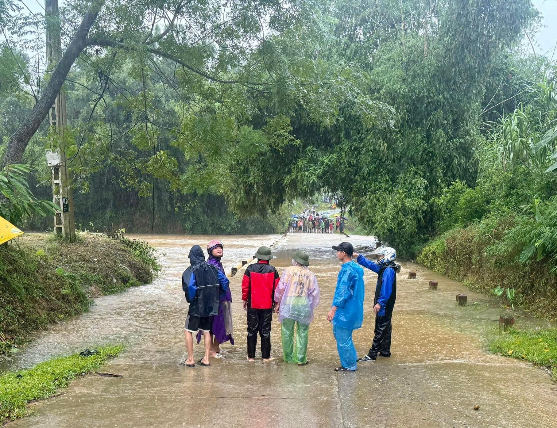 Hàm Yên (Tuyên Quang): Ba người bị lũ cuốn trôi, 2 nạn nhân vẫn đang được tìm kiếm