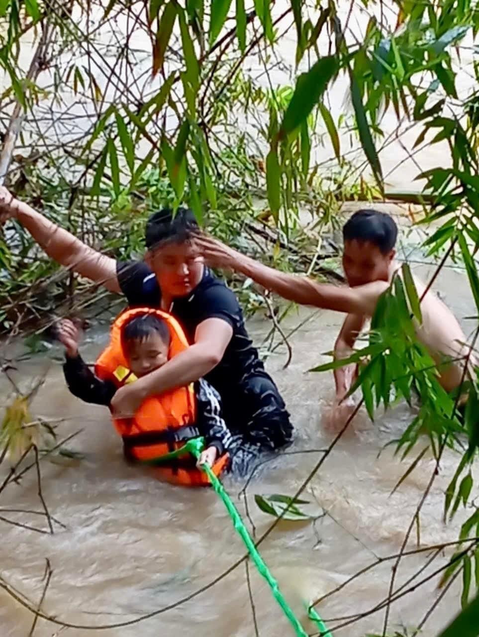 Hàm Yên (Tuyên Quang): Ba người bị lũ cuốn trôi, 2 nạn nhân vẫn đang được tìm kiếm