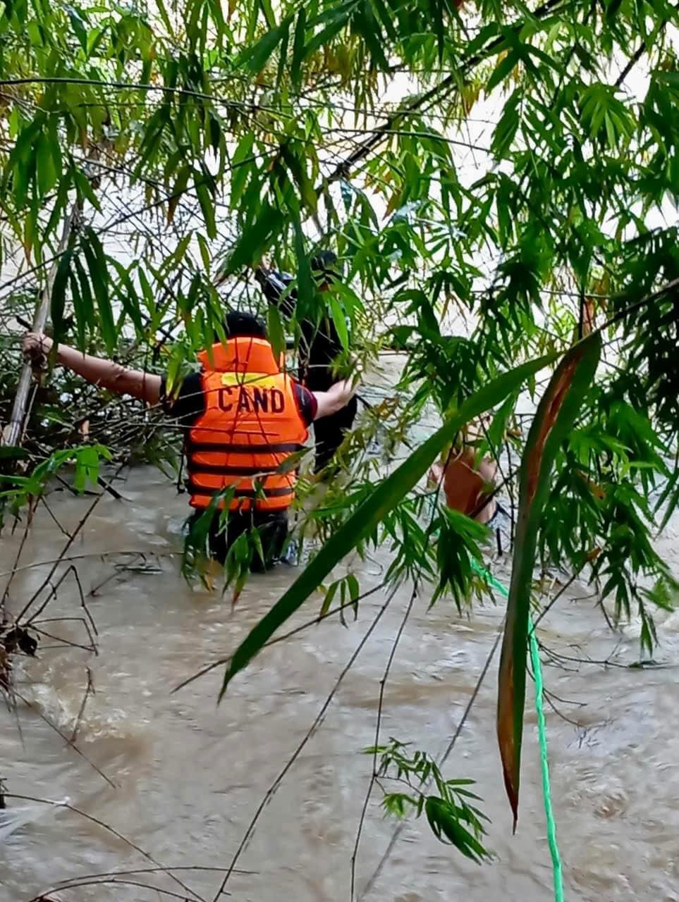 Hàm Yên (Tuyên Quang): Ba người bị lũ cuốn trôi, 2 nạn nhân vẫn đang được tìm kiếm