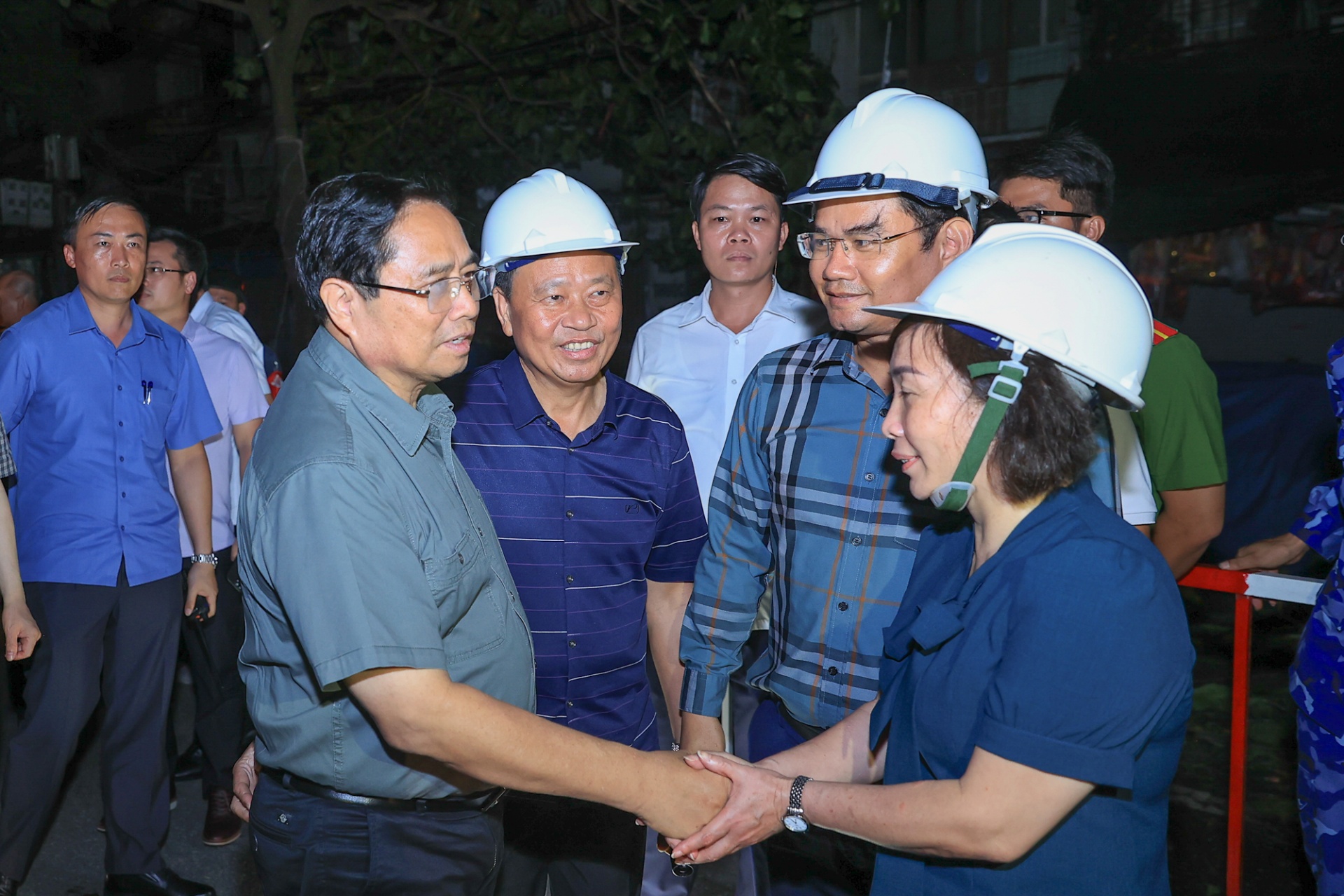 Thủ tướng Phạm Minh Chính biểu dương, đánh giá cao Đảng bộ, chính quyền, cả hệ thống chính trị, quân và dân Hải Phòng đã triển khai nghiêm túc các chỉ đạo trong phòng chống bão, nhờ đó giảm thiểu thiệt hại do mưa bão - Ảnh: VGP/Nhật Bắc Thủ tướng Phạm Minh Chính biểu dương, đánh giá cao Đảng bộ, chính quyền, cả hệ thống chính trị, quân và dân Hải Phòng đã triển khai nghiêm túc các chỉ đạo trong phòng chống bão, nhờ đó giảm thiểu thiệt hại do mưa bão - Ảnh: VGP/Nhật Bắc