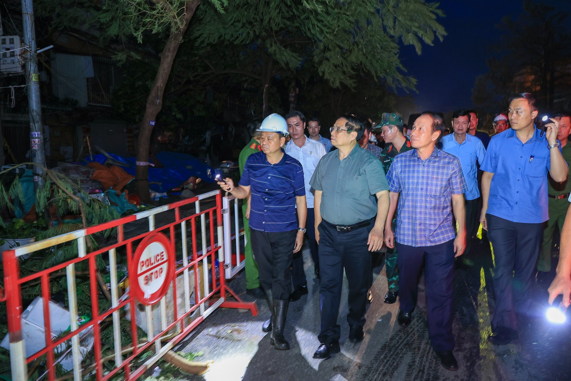 Thủ tướng thị sát khu tập thể A7 trên đường Đà Nẵng, Hải Phòng - Ảnh: VGP/Nhật Bắc Thủ tướng thị sát khu tập thể A7 trên đường Đà Nẵng, Hải Phòng - Ảnh: VGP/Nhật Bắc