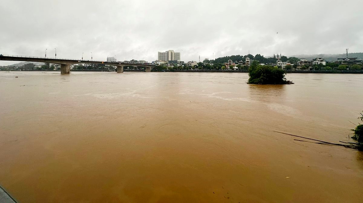 Nước sông Hồng lên nhanh, Lào Cai công bố tình huống thiên tai khẩn cấp