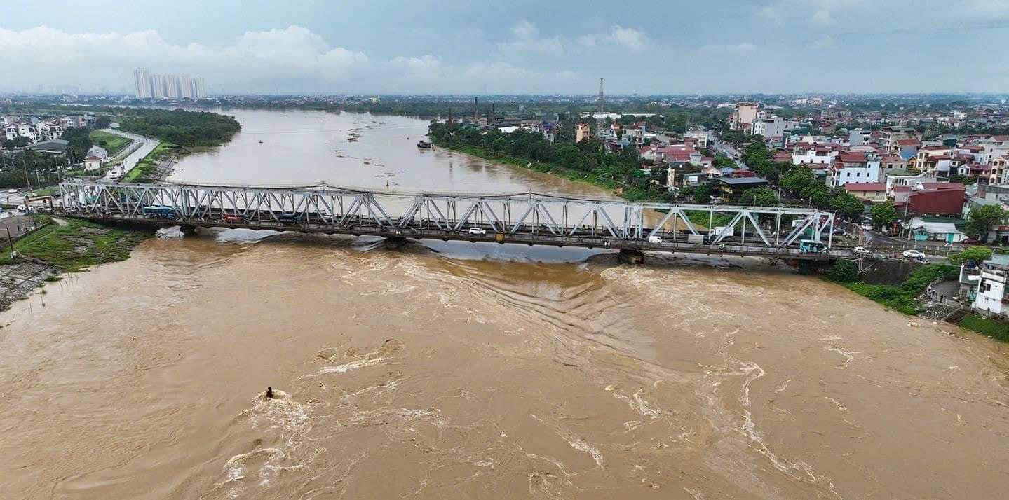 Lũ trên sông Hồng ở Hà Nội vượt báo động 2, khu vực ven sông Hồng tại Hà Nội ngập lụt