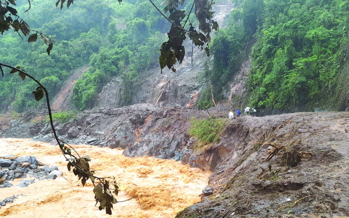 Nguy cơ lũ quét, sạt lở đất đá trong vài giờ tới Nguy cơ lũ quét, sạt lở đất đá trong vài giờ tới