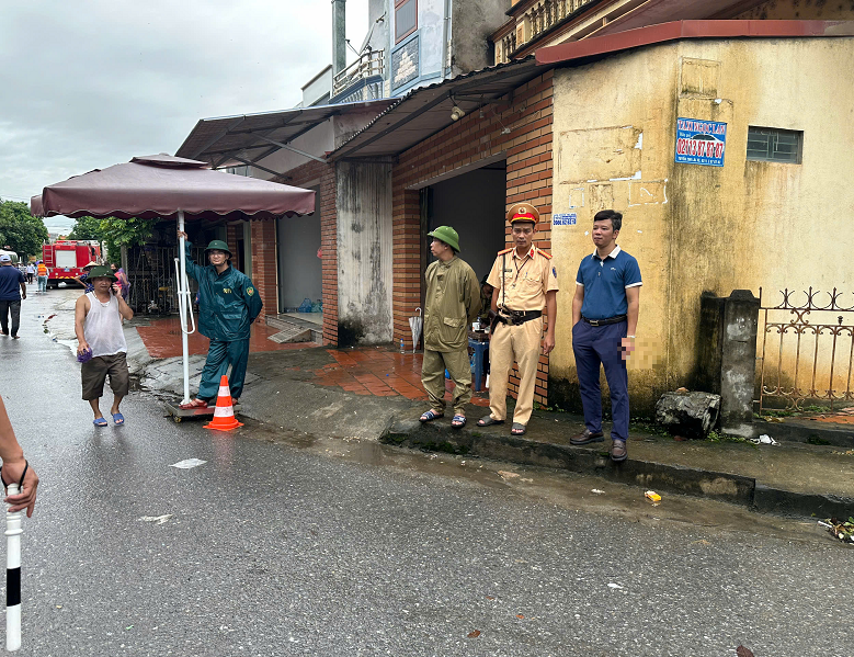 Sức khỏe và môi trường cùng một số nhà hảo tâm đi cứu trợ nhân dân bị ảnh hưởng do lũ tại huyện Lập Thạch, Sông Lô