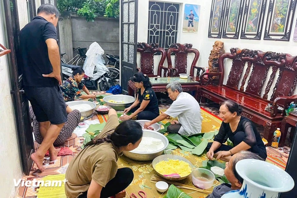 Tình người Hà Nội trong bão lũ