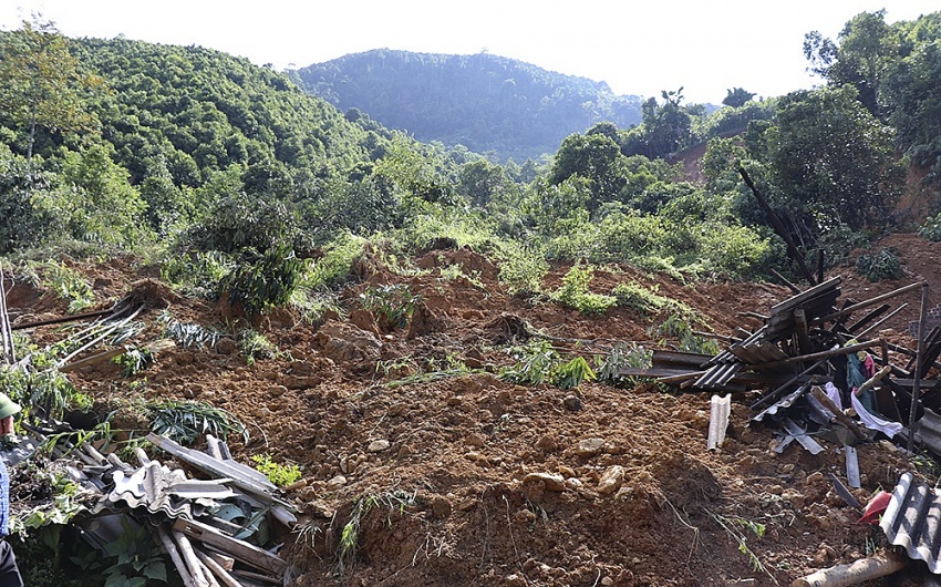 Yên Bái: Chủ tịch UBND tỉnh Trần Huy Tuấn chỉ đạo khắc phục sạt lở đất tại xã Châu Quế Hạ, huyện Văn Yên Yên Bái: Chủ tịch UBND tỉnh Trần Huy Tuấn chỉ đạo khắc phục sạt lở đất tại xã Châu Quế Hạ, huyện Văn Yên
