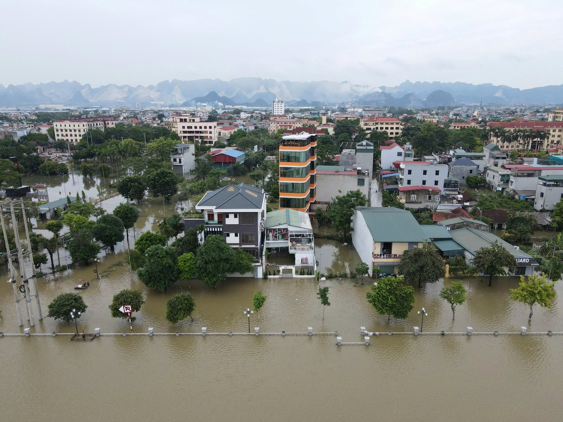 Hàng nghìn nhà dân tại vẫn đang bị ngập, nhiều nơi ngập sâu, nguy cơ vỡ đê lớn.