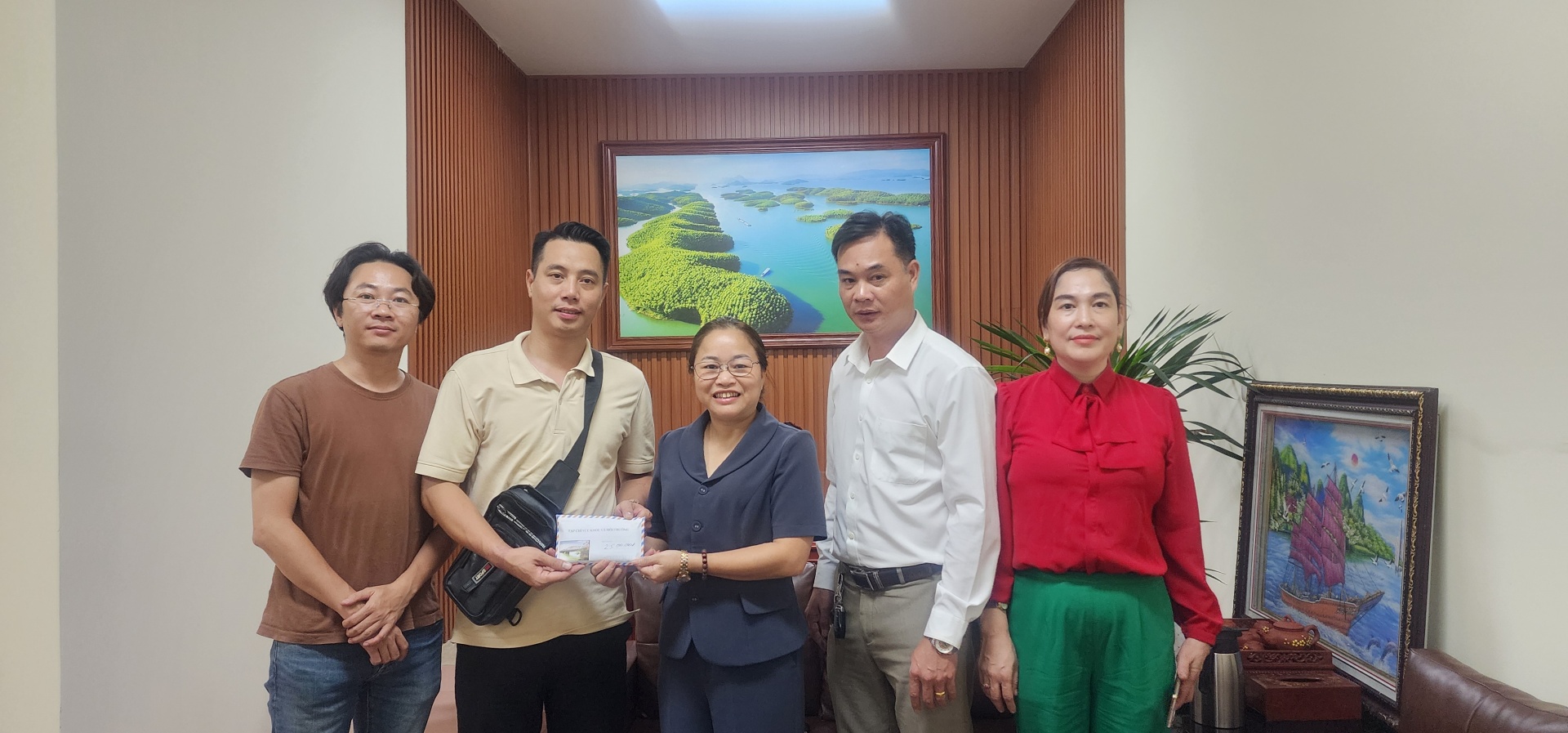 Tạp chí Sức khỏe & Môi trường lan tỏa yêu thương, chia sẻ khó khăn với đồng bào chịu thiệt hại bão lũ Tạp chí Sức khỏe & Môi trường lan tỏa yêu thương, chia sẻ khó khăn với đồng bào chịu thiệt hại bão lũ