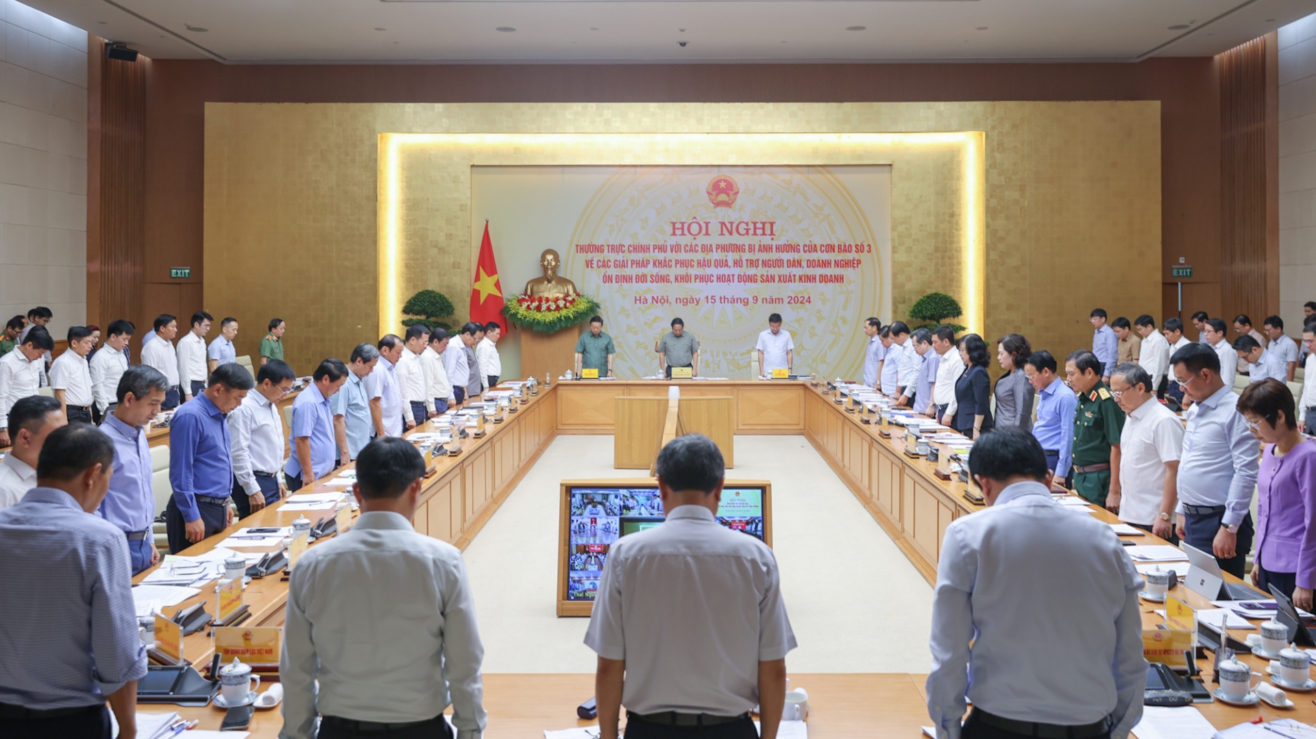 Các đại biểu dành phút mặc niệm tưởng nhớ các nạn nhân bị thiệt mạng do bão lũ - Ảnh: VGP