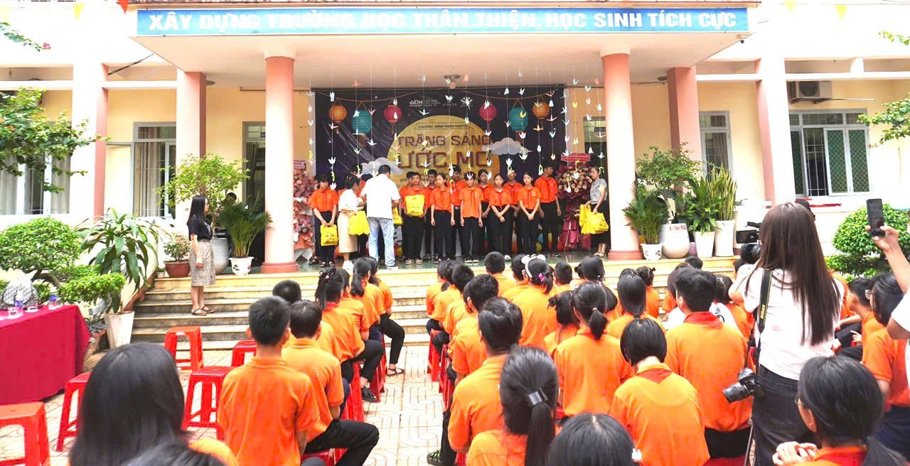 Mang “Trăng sáng ước mơ” đến các trẻ em khuyết tật tại Trung tâm hỗ trợ phát triển Giáo dục hòa nhập Đăk Lăk. Mang “Trăng sáng ước mơ” đến các trẻ em khuyết tật tại Trung tâm hỗ trợ phát triển Giáo dục hòa nhập Đăk Lăk.