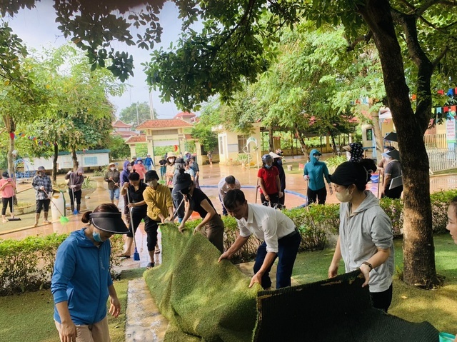 Nhân dân huyện Đan Phượng tham gia dọn vệ sinh môi trường sau bão. Ảnh: VGP