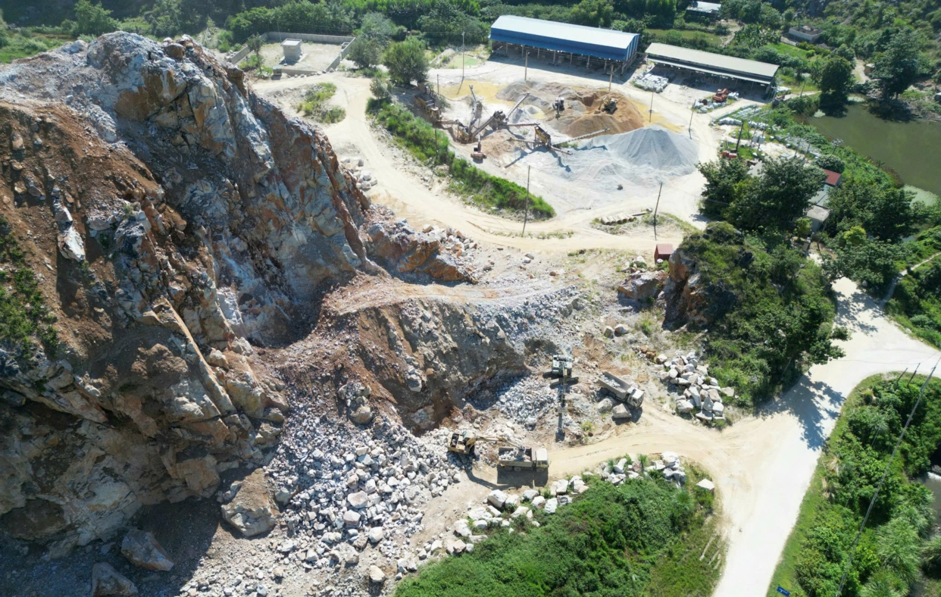 Công ty Tân Sơn chưa lắp đặt trạm cân, tập kết khoáng sản ngoài khu vực mỏ được cấp phép