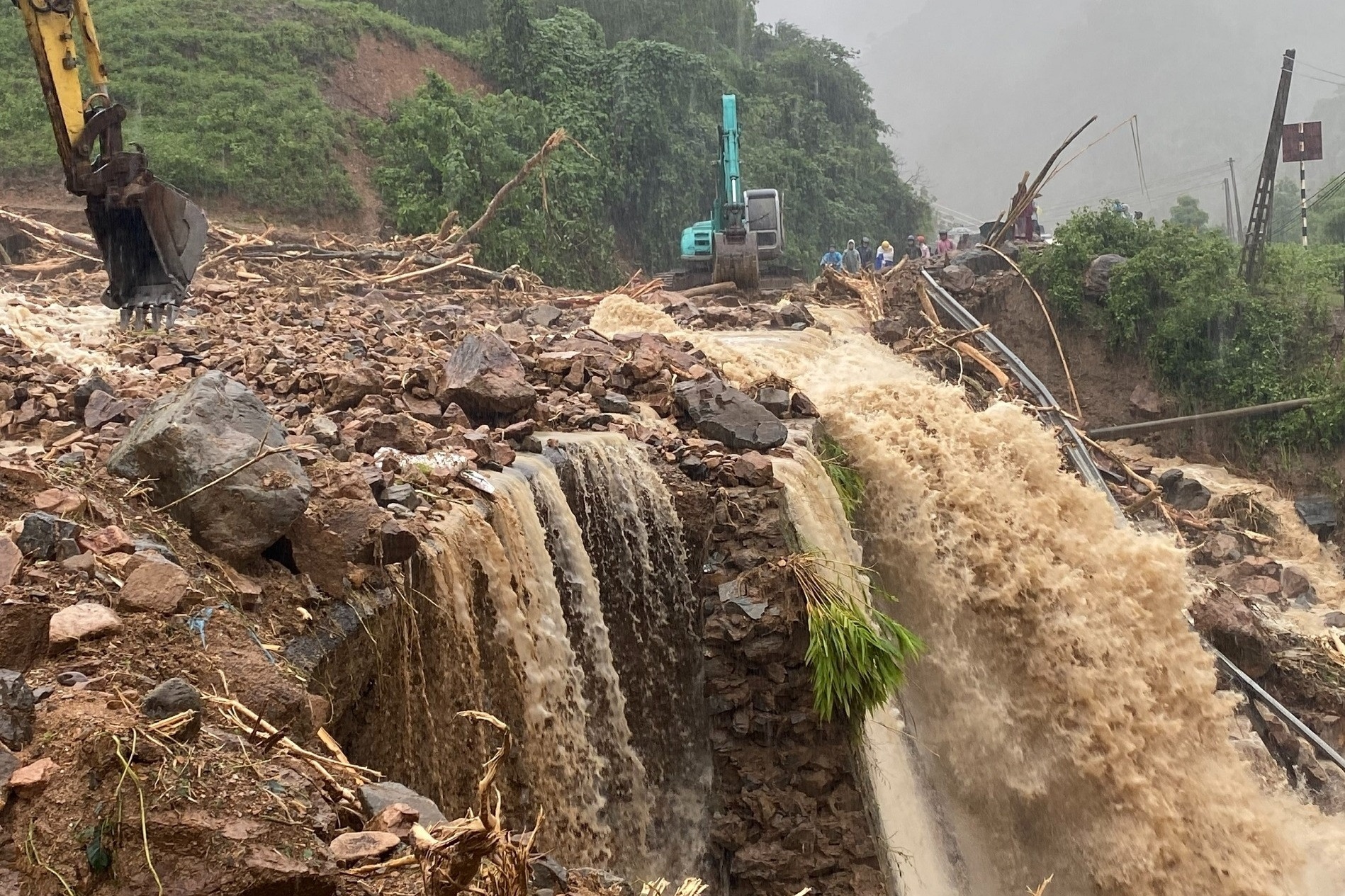 Cảnh báo lũ quét, sạt lở đất do bão số 4