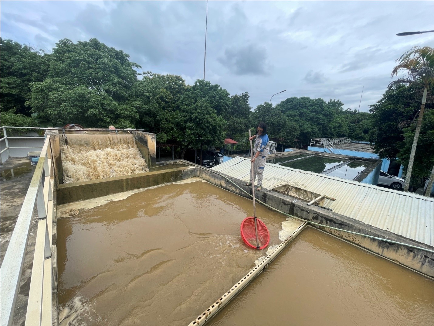 Công nhân Nhà máy nước Lào Cai nỗ lực xử lý nước nguồn để cấp cho người dân. Công nhân Nhà máy nước Lào Cai nỗ lực xử lý nước nguồn để cấp cho người dân.