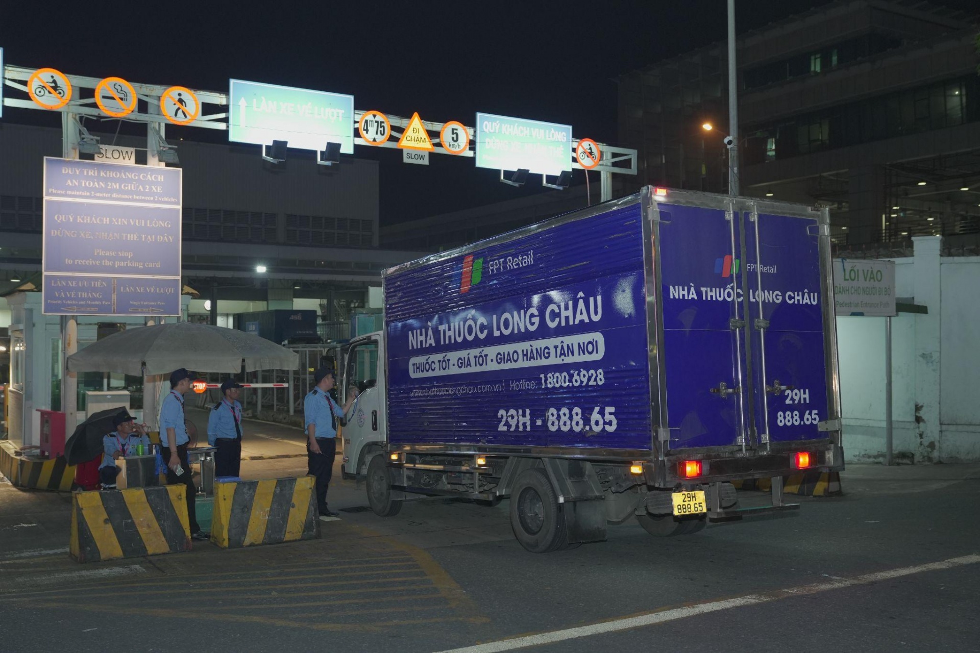 FPT Long Châu điều động nhanh 10 tấn thuốc, phối hợp với các đơn vị hỗ trợ người dân vùng bão lũ FPT Long Châu điều động nhanh 10 tấn thuốc, phối hợp với các đơn vị hỗ trợ người dân vùng bão lũ