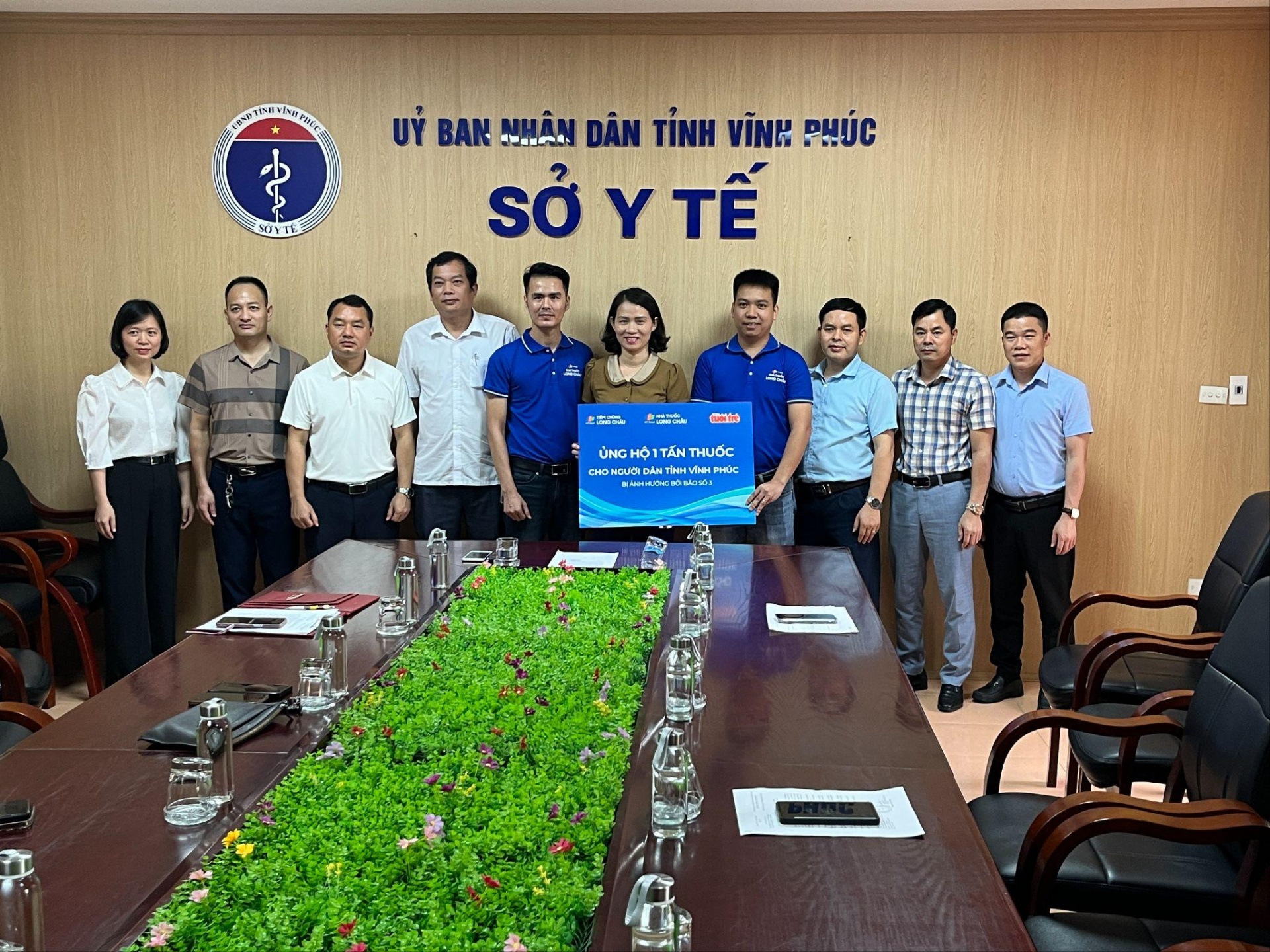 FPT Long Châu điều động nhanh 10 tấn thuốc, phối hợp với các đơn vị hỗ trợ người dân vùng bão lũ FPT Long Châu điều động nhanh 10 tấn thuốc, phối hợp với các đơn vị hỗ trợ người dân vùng bão lũ