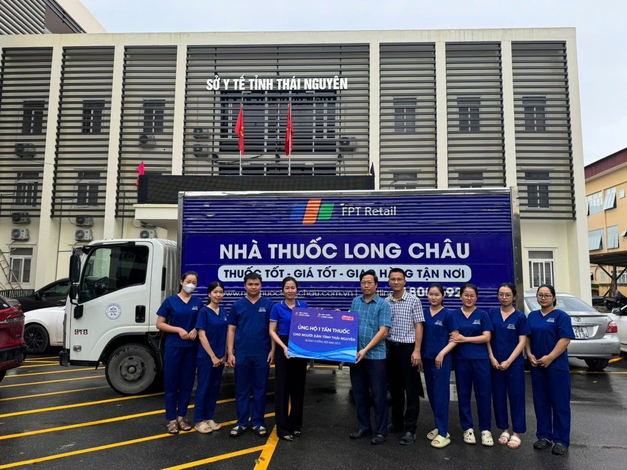 FPT Long Châu điều động nhanh 10 tấn thuốc, phối hợp với các đơn vị hỗ trợ người dân vùng bão lũ FPT Long Châu điều động nhanh 10 tấn thuốc, phối hợp với các đơn vị hỗ trợ người dân vùng bão lũ
