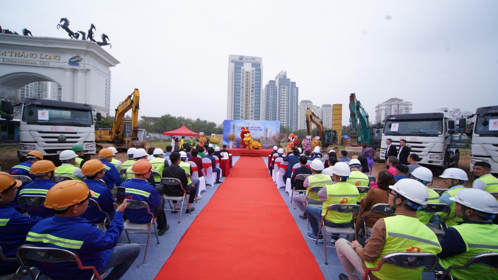 Cũng nằm ngay tại KĐT Nam Thăng Long - Ciputra, tổ hợp Sunshine Crystal River là dự án bao gồm 5 tòa tháp cao 40 tầng, gần 450.000 m2 sàn xây dựng, với điểm nhấn là bộ sưu tập các căn Sky Villas đẳng cấp mang phong cách Dubai và Indochine, cùng hệ thống tiện ích, dịch vụ, vận hành chuẩn quốc tế.