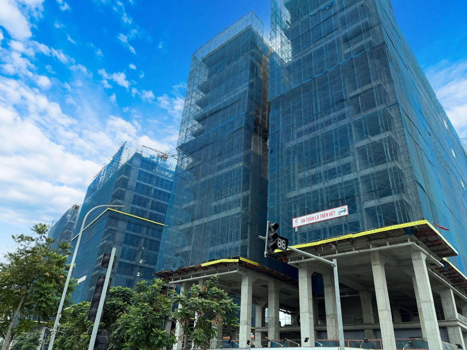 Dự án sở hữu pháp lý minh bạch, đang được triển khai thi công hoàn thiện sau cất nóc Dự án sở hữu pháp lý minh bạch, đang được triển khai thi công hoàn thiện sau cất nóc