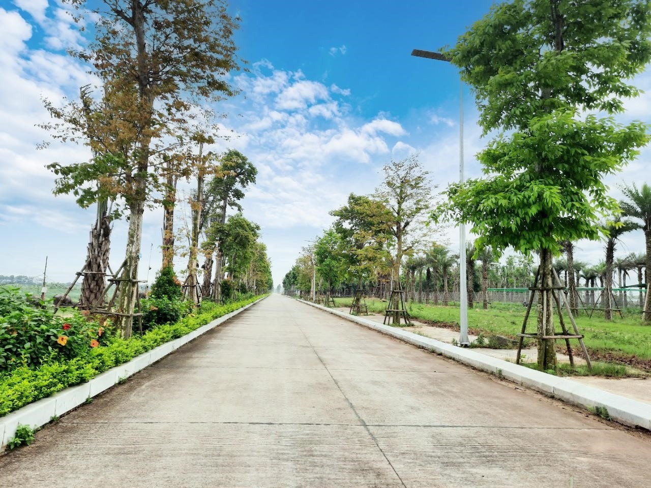 Hưởng lợi hạ tầng trực tiếp từ tuyến đường huyết mạch Tây Thăng Long là các dự án trên địa bàn huyện Đan Phượng (Hà Nội) của Sunshine Group, với quy mô gần 100ha. Trong đó, Sunshine Grand Capital gồm gần 2500 căn biệt thự nghỉ dưỡng và Shophouse liền kề, hệ sinh thái đa tầng cùng chuỗi tiện ích dịch vụ độc đáo mang phong cách kết hợp giữa phong vị châu Âu cổ điển và hơi hướng của một “Đà Lạt ngay giữa lòng Hà Nội”.