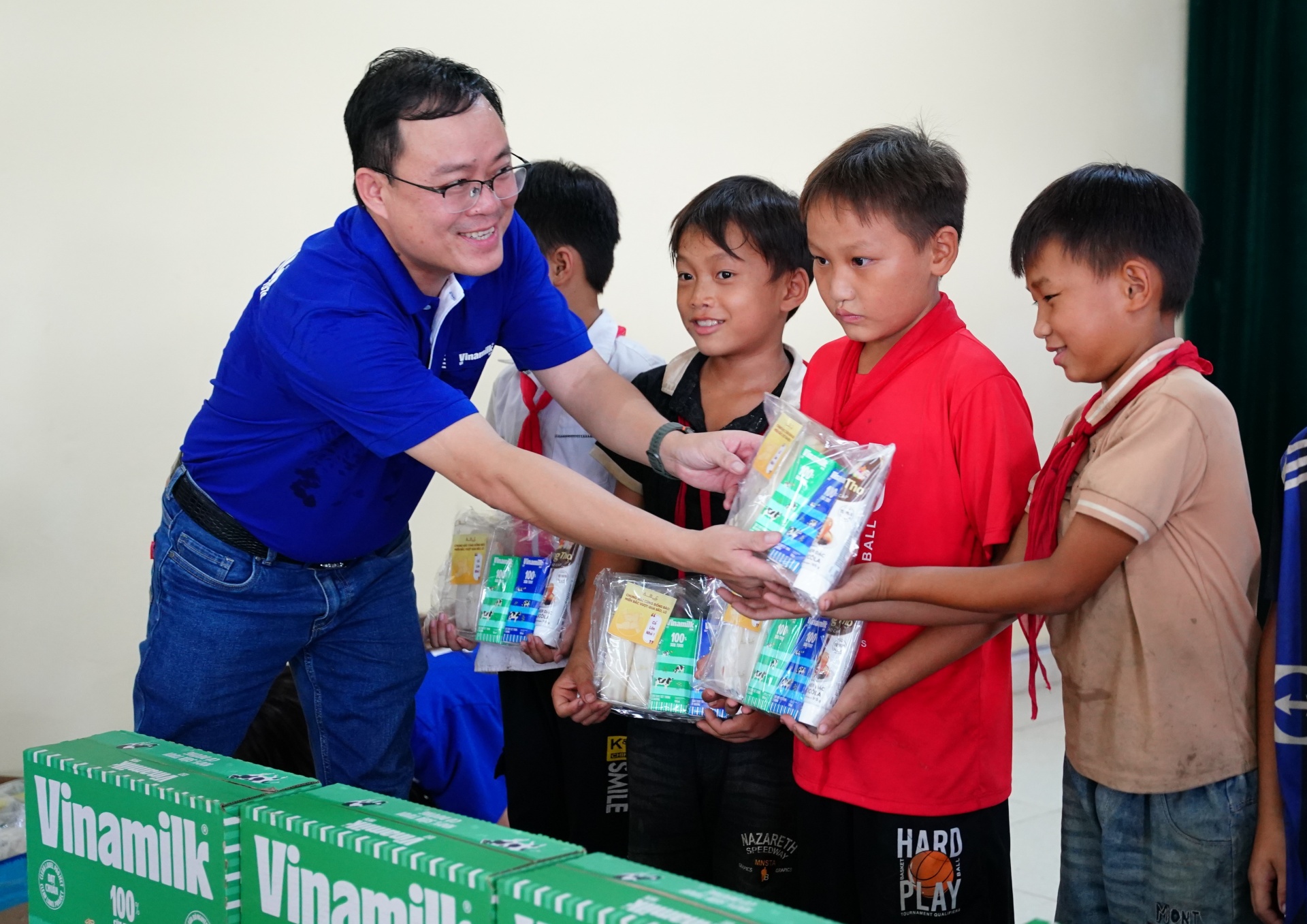 Ông Tạ Xuân Tuấn – Giám đốc Kinh doanh Miền Bắc của Vinamilk, trao phần quà gồm sữa, bánh cho các bé ở xóm Trung Sơn, xã Quang Sơn, huyện Đồng Hỷ (tỉnh Thái Nguyên)