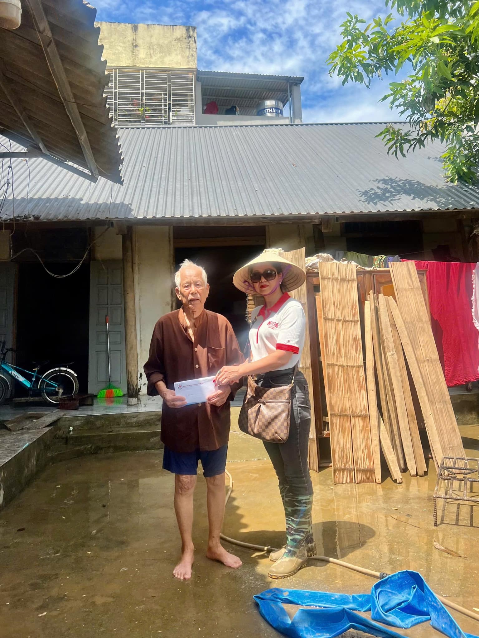 Trao quà tại nhà cho cụ Nguyễn Văn Thọ 92 tuổi có con trai bị thiểu năng trí tuệ Trao quà tại nhà cho cụ Nguyễn Văn Thọ 92 tuổi có con trai bị thiểu năng trí tuệ